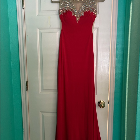 Elegant Red Evening Gown - Picture 1 of 4